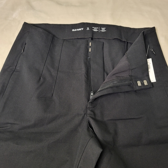 Old Navy Extra High Rise Polished Pixi Capris Pants. Black. Size 12 Petite - Picture 8 of 11